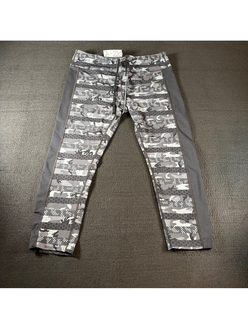 Nike Dri-FIT Womens XL Running Capri Leggings Gray Camo Checkered Crop Pants